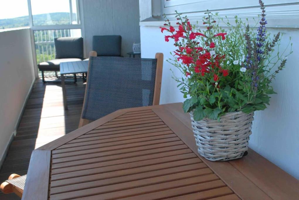 Skyline Appartement Mit Pool And Netflix Kronberg im Taunus Exterior foto